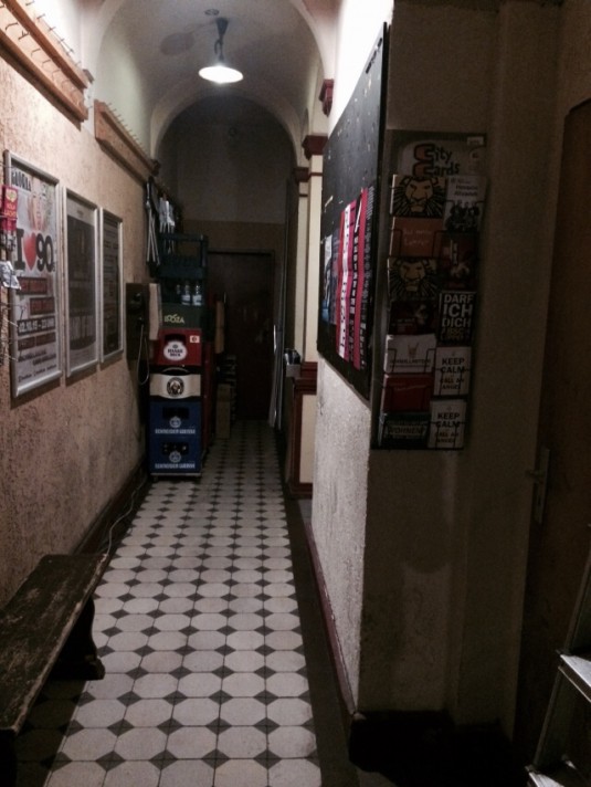Durch diese hohle Gasse muss er kommen, der Chor..